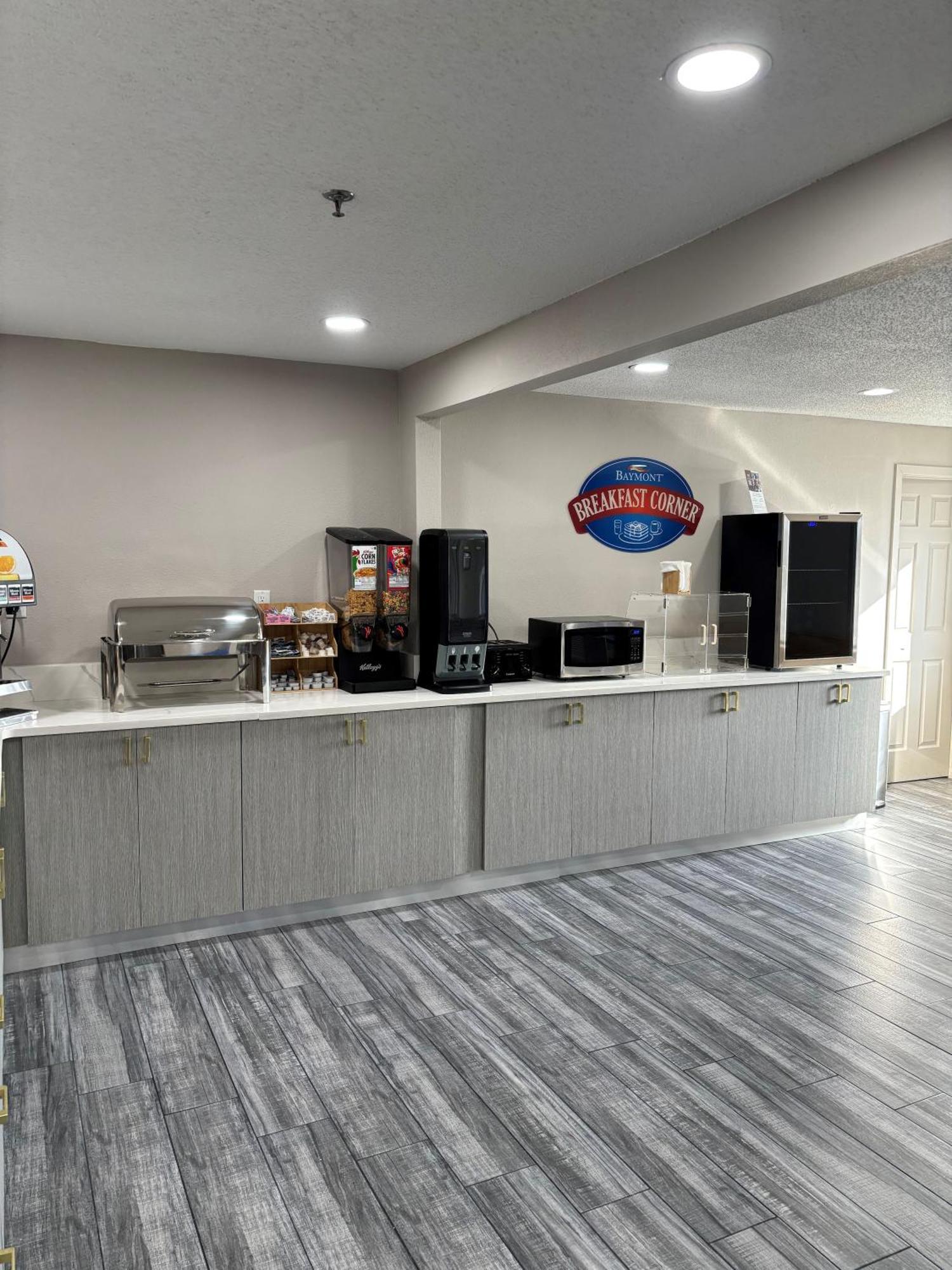Hotel Baymont By Wyndham Davenport Extérieur photo